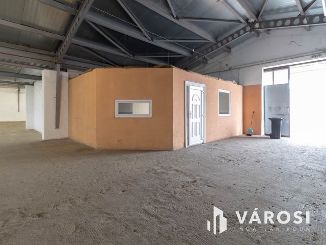 800 m2-es raktár irodablokkal M0 lehajtótól 3 km-re